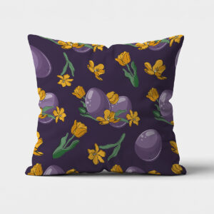 Poduszka z fioletowymi pisankami i żółtymi tulipanami na ciemnofioletowym tle, ujęcie frontalne