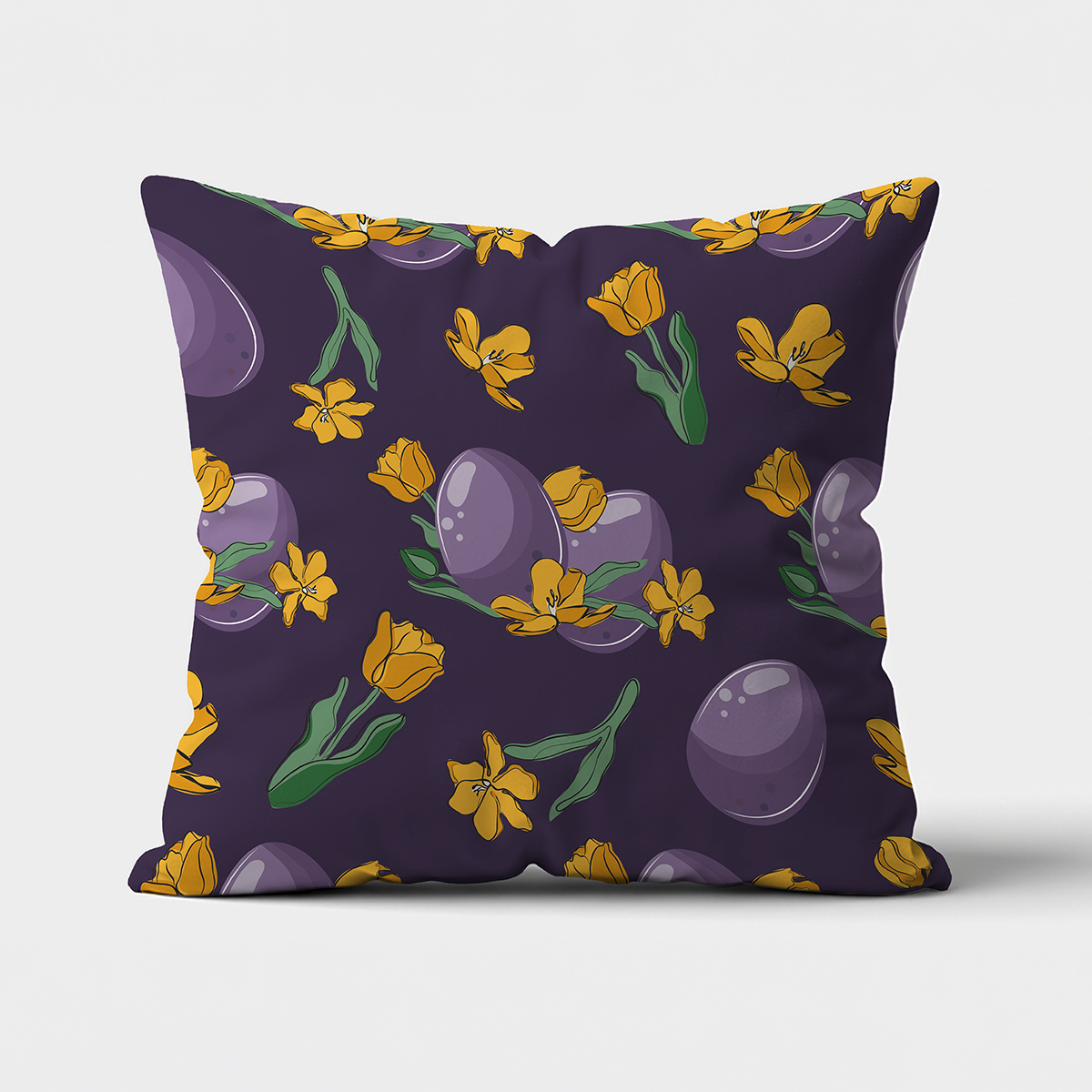 Poduszka z fioletowymi pisankami i żółtymi tulipanami na ciemnofioletowym tle, ujęcie frontalne