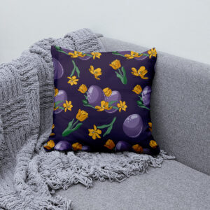 Poduszka ułożona na kanapie obok miękkiego koca jako element aranżacji wnętrza