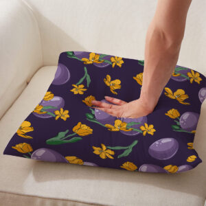 Zbliżenie na wzór z żółtymi tulipanami i zielonymi liśćmi na fioletowym tle