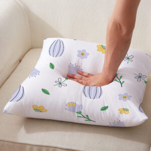 Zbliżenie na poduszkę podczas nacisku dłoni, widoczne detale wzoru i tkaniny