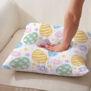 Detal tkaniny i wypełnienia podczas nacisku dłoni, widoczny motyw pisanek