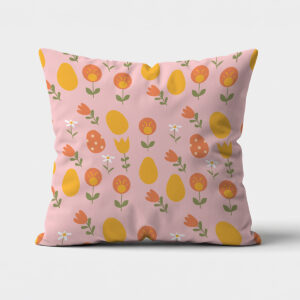 poduszka z przodu na jasnoróżowym tle z wzorem pisanek i wiosennych kwiatów