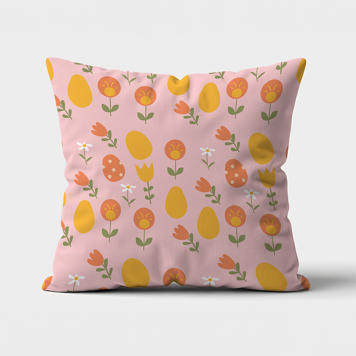 poduszka z przodu na jasnoróżowym tle z wzorem pisanek i wiosennych kwiatów