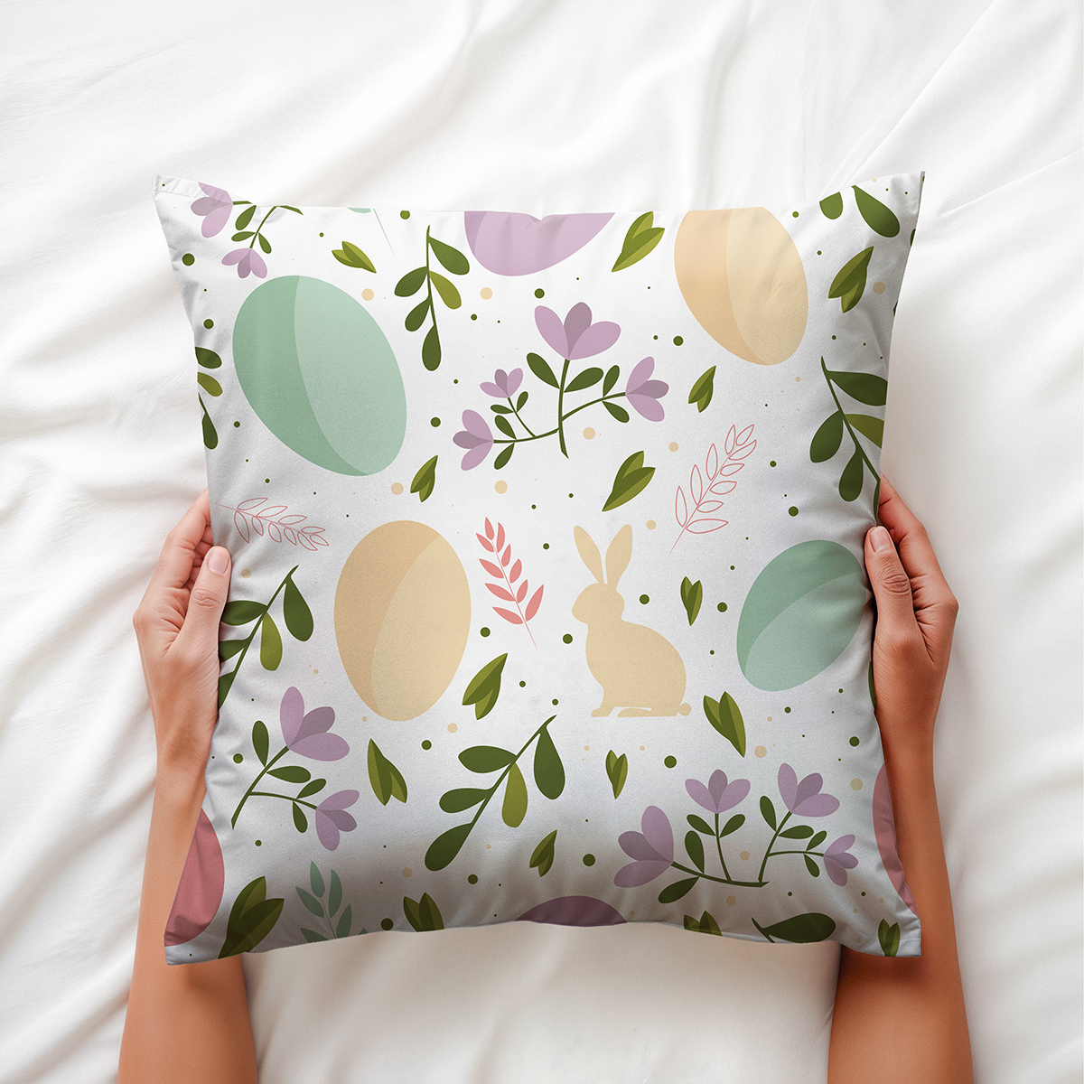 Osoba trzymająca poduszkę z motywem pisanek, zbliżenie dłoni