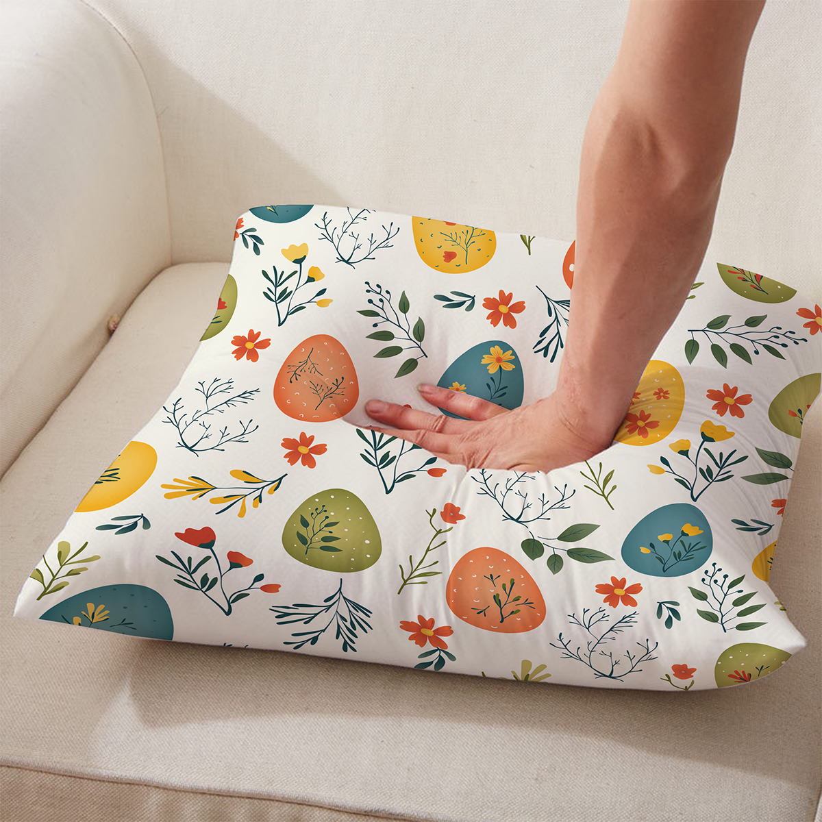 Zbliżenie na nadruk i strukturę tkaniny poduszki, detale pisanek i listków