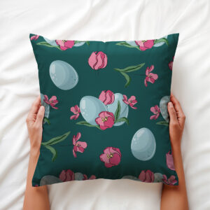 Poduszka trzymana w dłoniach, detal wzoru z pisankami i tulipanami