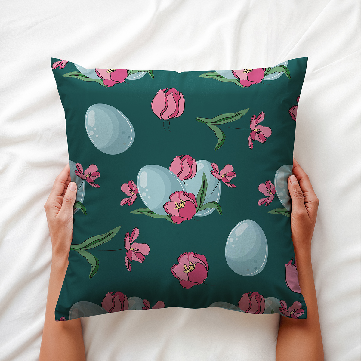 Poduszka trzymana w dłoniach, detal wzoru z pisankami i tulipanami