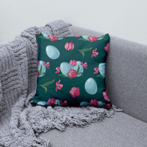 Poduszka ułożona na kanapie jako dekoracyjny akcent z kwiatowym motywem