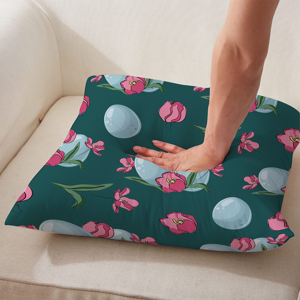 Zbliżenie na materiał i nadruk pokazujące szczegóły tulipanów i delikatne kontury pisanek