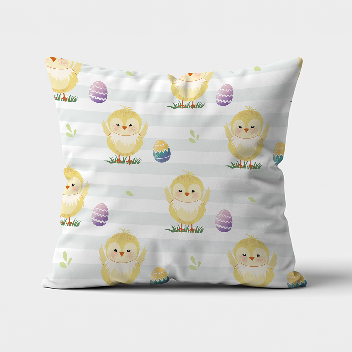 Poduszka z wzorem żółtych kurczaczków i kolorowych pisanek na jasnym, pasowanym tle