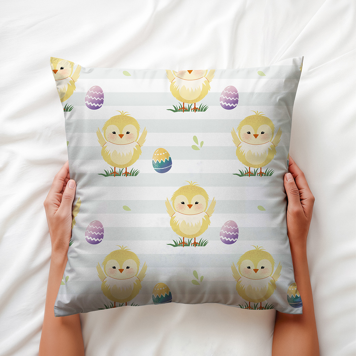 Zbliżenie na radosne kurczaczki i dekoracyjne pisanki w pastelowych kolorach