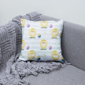 Poduszka ułożona na sofie w aranżacji z jasnym kocem i podkreślającym wnętrze stylem