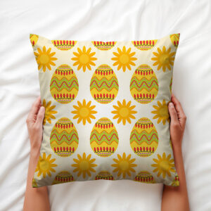 Poduszka trzymana w dłoniach, widoczny wzór dekoracyjnych pisanek i żółtych słoneczek