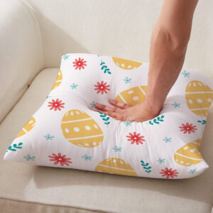 ręka naciskająca poduszkę, pokazana miękkość wypełnienia i szczegóły nadruku