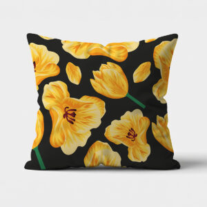 Poduszka z żółtymi tulipanami na czarnym tle, widok z przodu