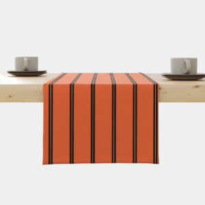 Bieżnik w ceglastym kolorze z pionowymi brązowymi paskami ułożony na drewnianym stole