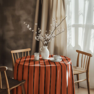 aranżacja stołu z wazonem i filiżanką, obrus w ceglasto-brązowe paski