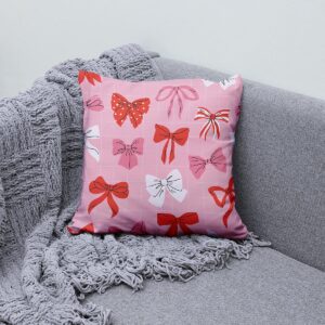 Poduszka ułożona na sofie obok pledu, aranżacja wnętrza