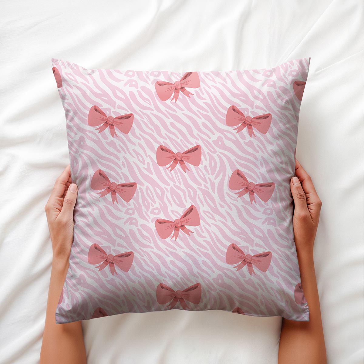 dłonie trzymające poduszkę prezentujące wzór i miękkość materiału