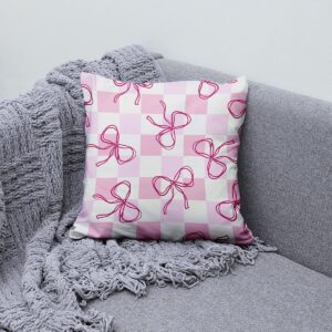 poduszka ozdobna ułożona na szarej sofie obok plecionej narzuty