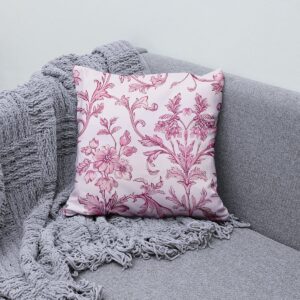 poduszka z ornamentem ułożona na kanapie obok dzianego koca, widok aranżacyjny