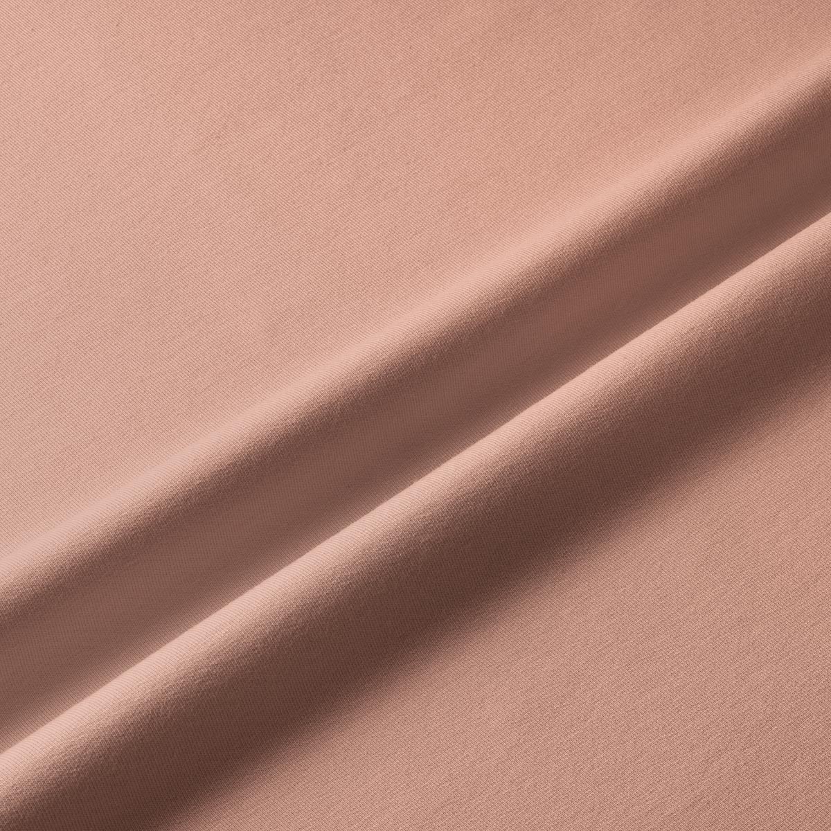 zbliżenie na fakturę materiału bieżnika z miękkimi fałdami w odcieniu różu