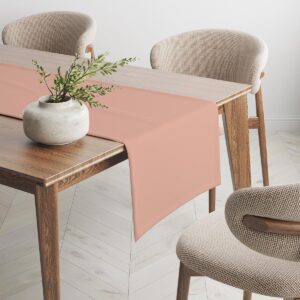 aranżacja stołu z bieżnikiem i wazonem, styl skandynawski i naturalne dodatki