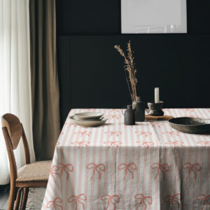 aranżacja stołu z obiadem na obrusie w pasy i kokardki, naturalne dodatki