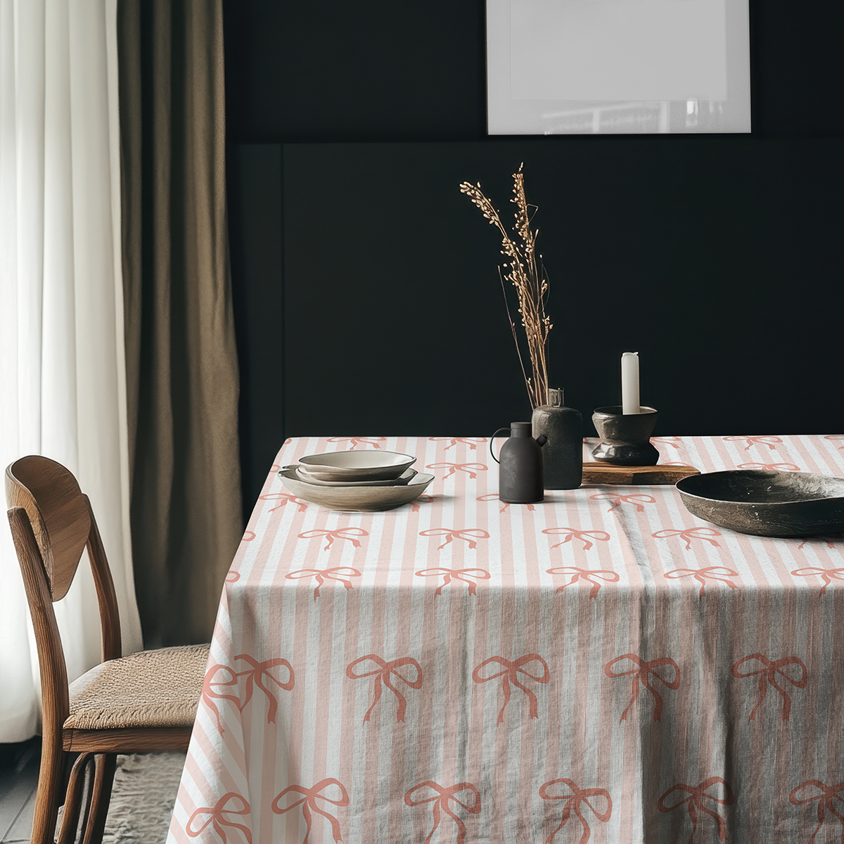 aranżacja stołu z obiadem na obrusie w pasy i kokardki, naturalne dodatki