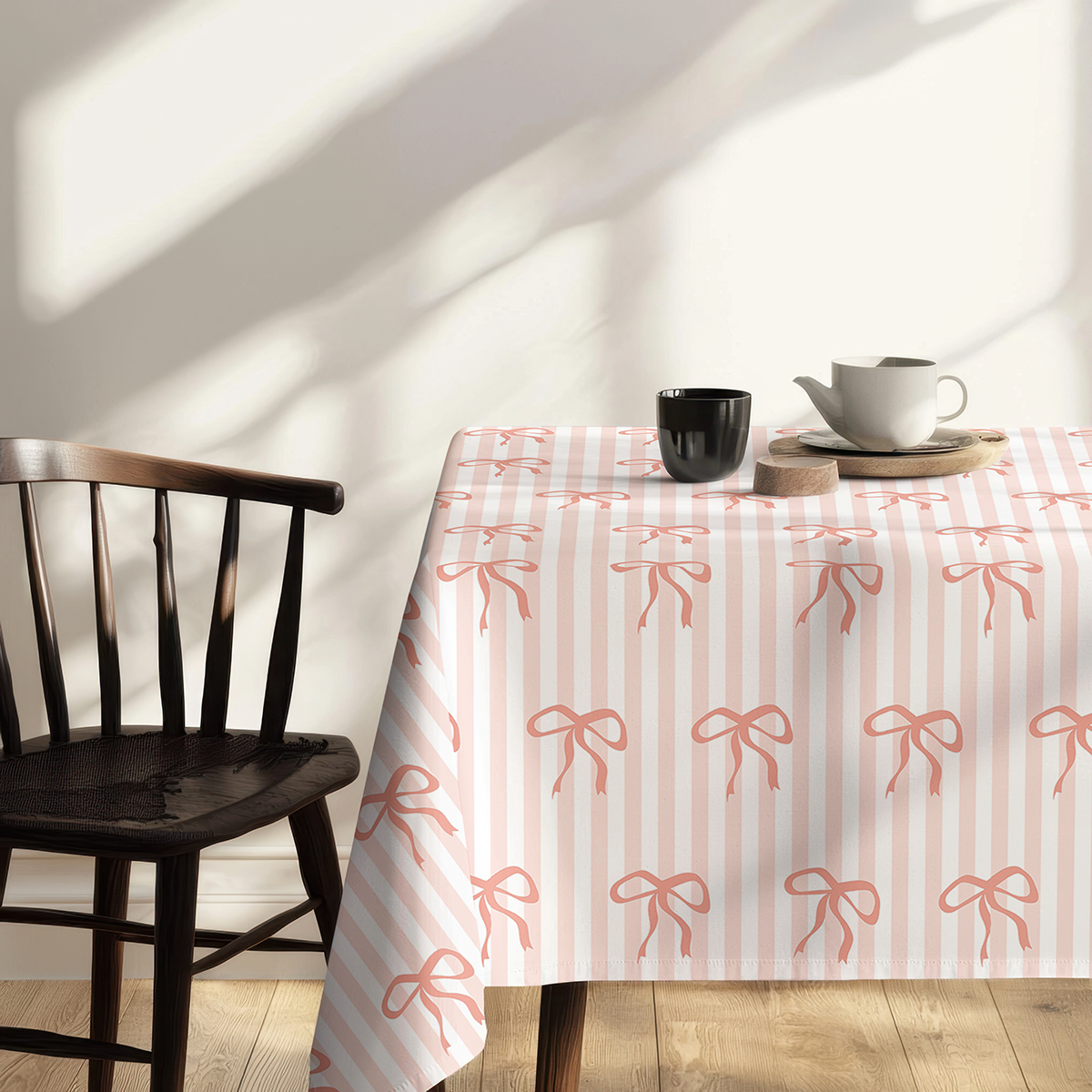 zbliżenie na róg stołu pokazujące wzór pasów i kokard oraz fakturę materiału