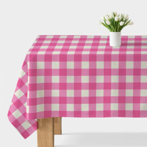 Obrus w różową i kremową kratę na stole z białym wazonem tulipanów