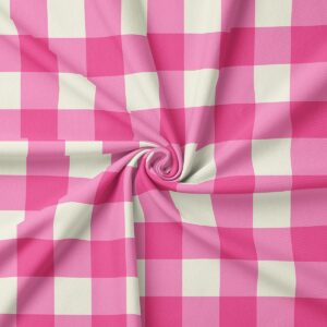 Zbliżenie tkaniny pokazujące różowo-kremowy wzór kratki i strukturę materiału