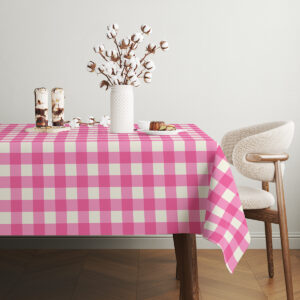 Aranżacja stołu z obrusem w kratę, białą wazonem z kwiatami i słodkim deserem