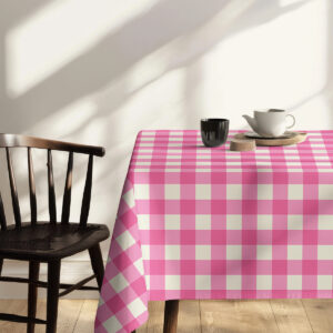 Narożnik stołu z obrusem w różowo-kremową kratę i drewnianym krzesłem w świetle dziennym