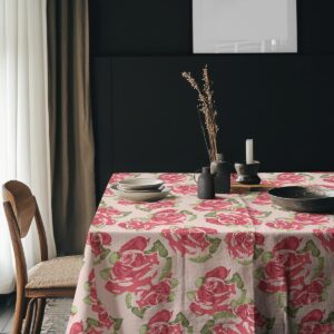 Aranżacja stołu z dekoracjami na obrusie w wzór róż