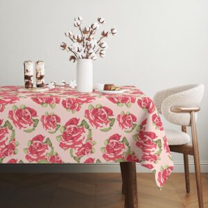 Widok obrusa z perspektywy krawędzi i rozłożonego wzoru kwiatowego