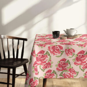 Przytulna jadalnia z obrusem w malowane róże i wazonem z kwiatami
