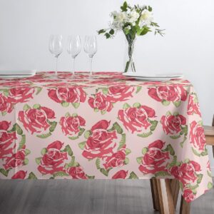 Detale róż i zielonych liści na pastelowym, pudrowym tle