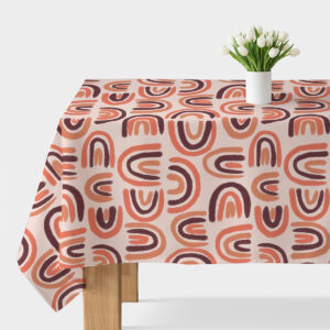 Główne ujęcie obrusu z motywem malowanych łuków i białym wazonem z tulipanami