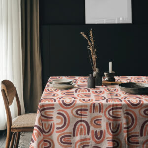 Aranżacja stołu w jadalni z ceramiką na obrusie w ciepłych kolorach
