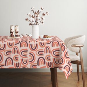 Stół z wazonem z bawełnianymi kwiatami na wzorzystym obrusie