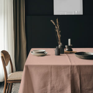 aranżacja stołu z różowym obrusem, ceramicznymi naczyniami i ozdobami