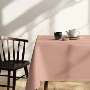 poranna scena przy stole z różowym obrusem, filiżanką i imbrykiem