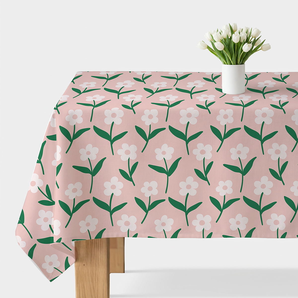 obrus rozłożony na stole z bukietem białych tulipanów, widok ogólny