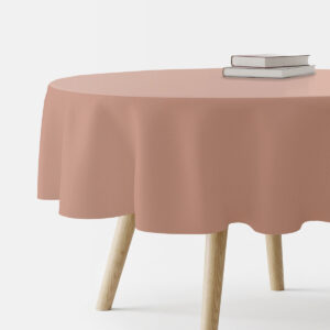 okrągły obrus w pudrowym różu ujęcie z boku na drewnianym stoliku z dwoma książkami