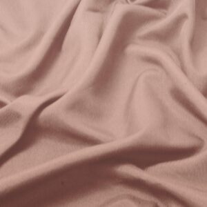 detal tkaniny obrusu pokazujący miękką fakturę i subtelne marszczenia materiału