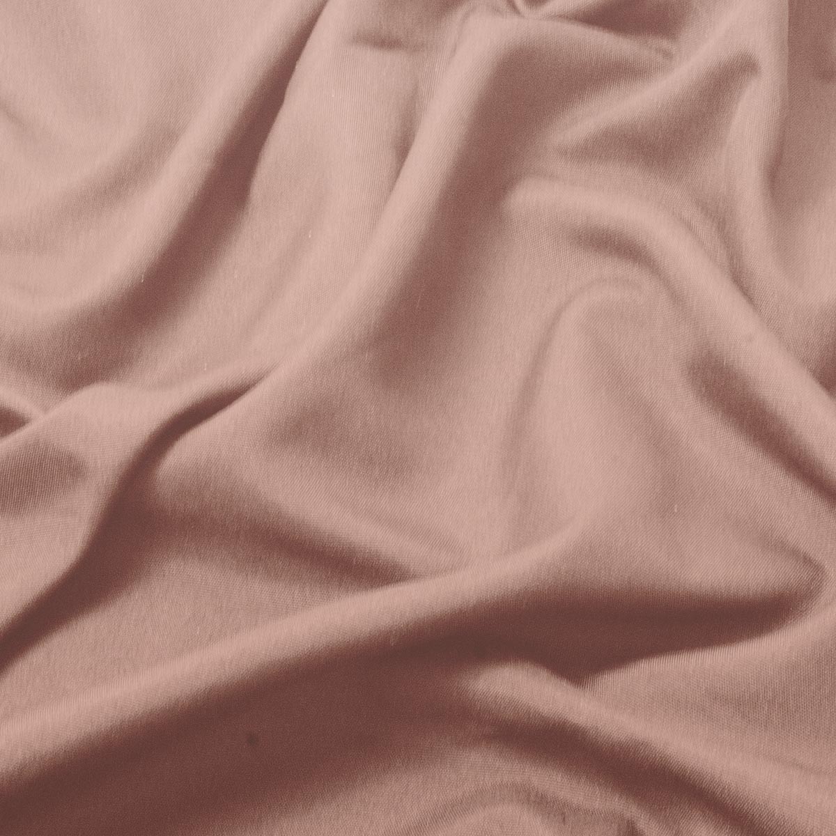 detal tkaniny obrusu pokazujący miękką fakturę i subtelne marszczenia materiału