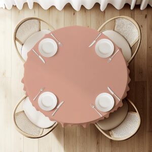 widok z góry na nakryty okrągły stół z talerzami i sztućcami na jednolitym obrusie