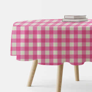 okrągły obrus w różową i kremową kratę na stole z książkami